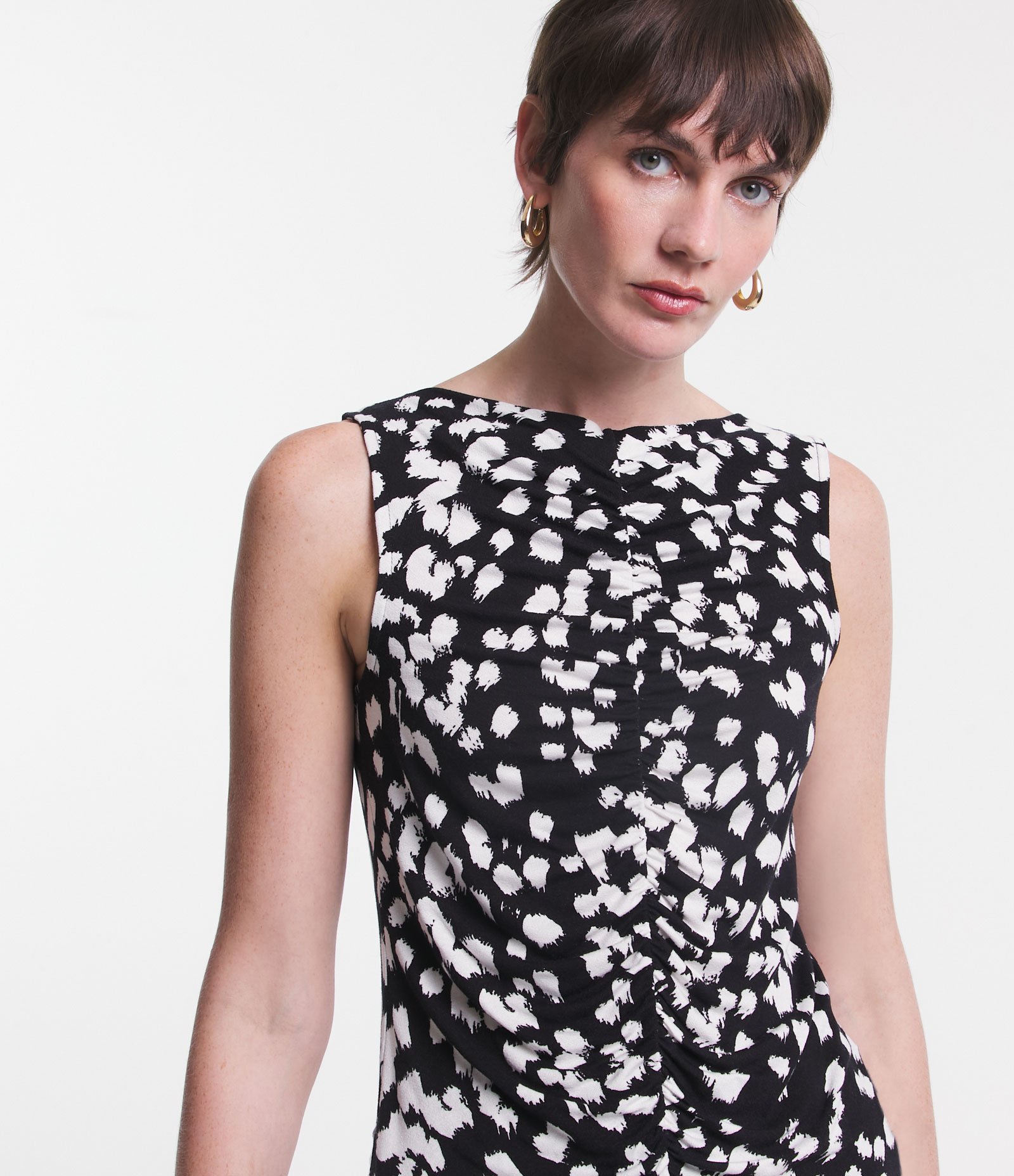 Blusa Sem Manga em Viscose com Franzido e Pintas Estampadas Preto 4