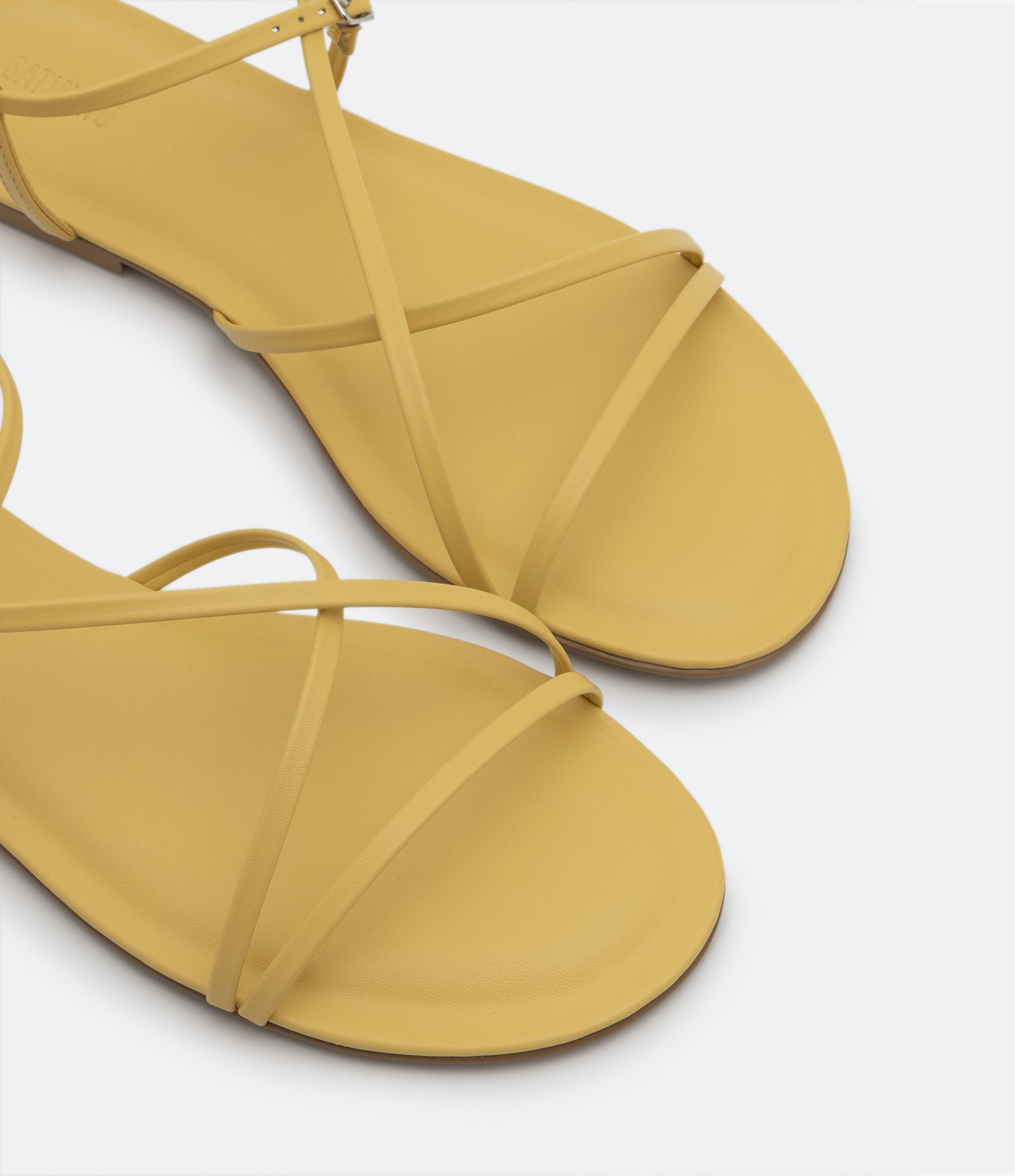 Sandália Rasteira com Tiras Finas e Bico Redondo Amarelo 3