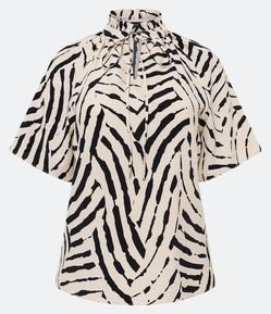 Blusa Manga Curta em Crepe com Listras de Zebra Estampadas