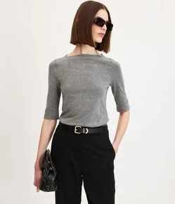 Blusa Alongada com Gola Canoa e Manga 3/4 com Dobra na Barra