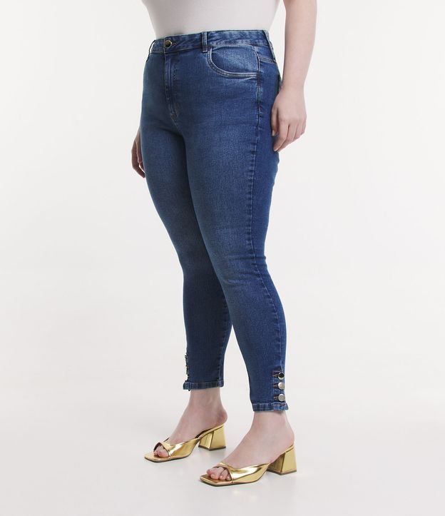 Calça Skinny Jeans com Abotoamento Lateral na Barra Curve & Plus Size Azul 2