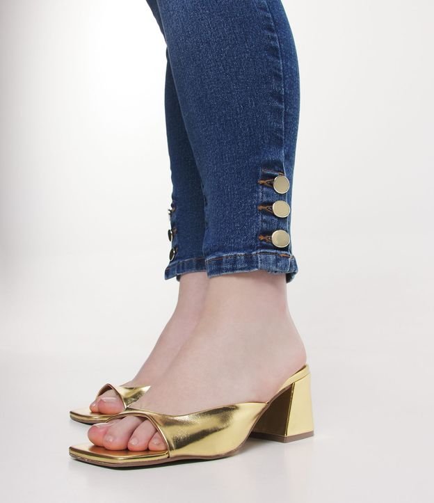 Calça Skinny Jeans com Abotoamento Lateral na Barra Curve & Plus Size Azul 4