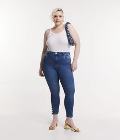 Calça Skinny Jeans com Abotoamento Lateral na Barra Curve & Plus Size