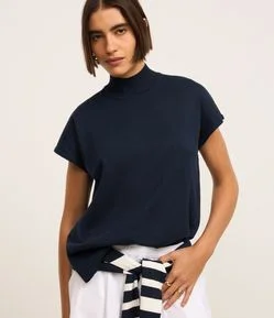 Blusa em Tricô com Gola Alta e Manga Curta Sem Cava