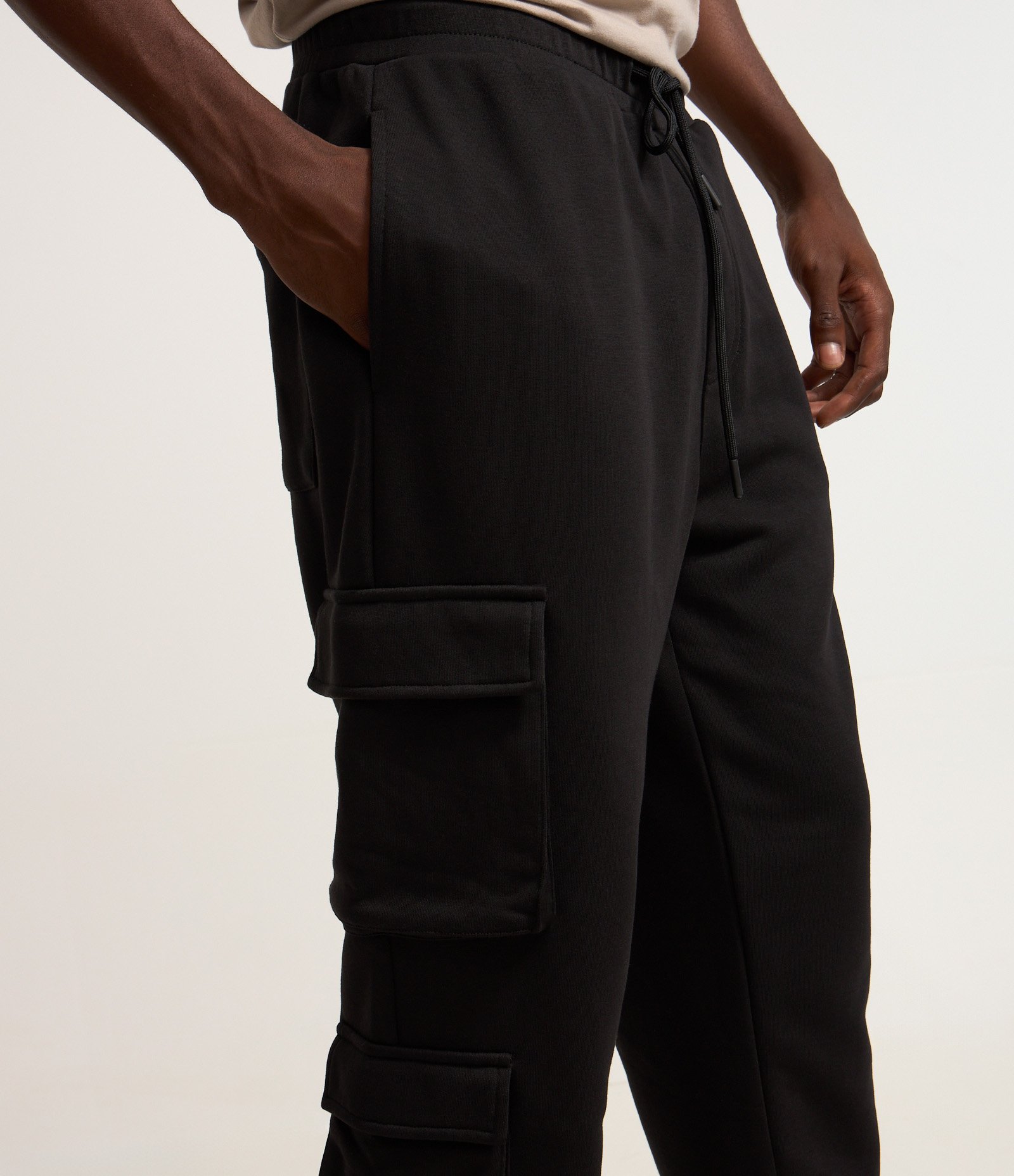 Calça Jogger em Moletom com Bolsos Táticos Preto 2
