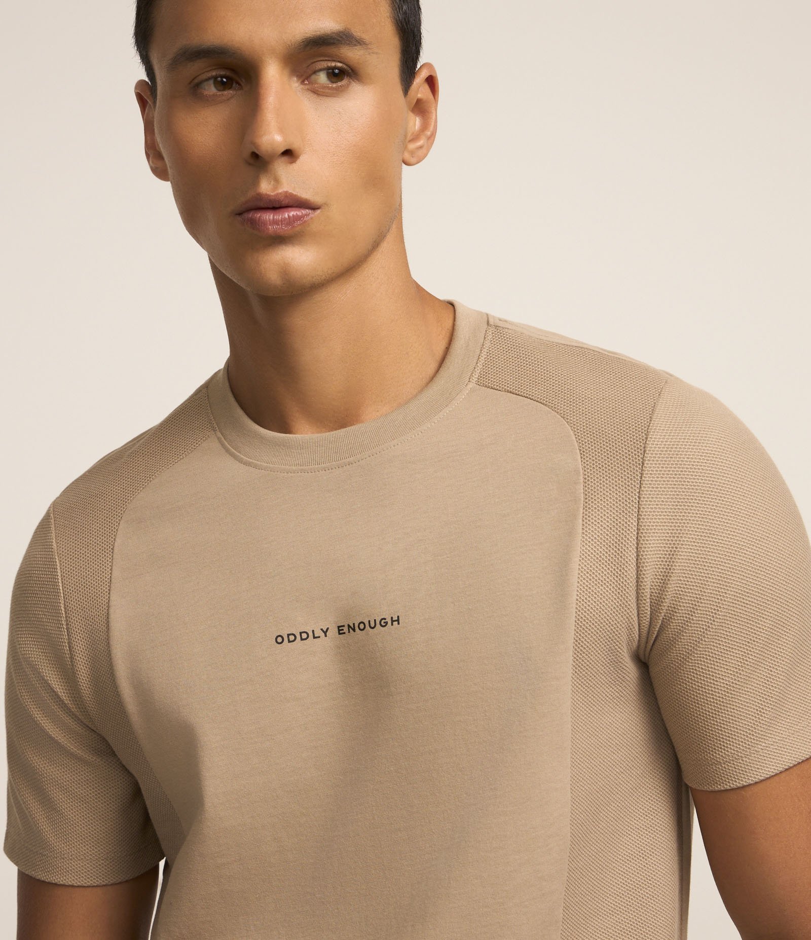 Camiseta Slim em Meia Malha com Lettering e Recortes Texturizados Bege 3