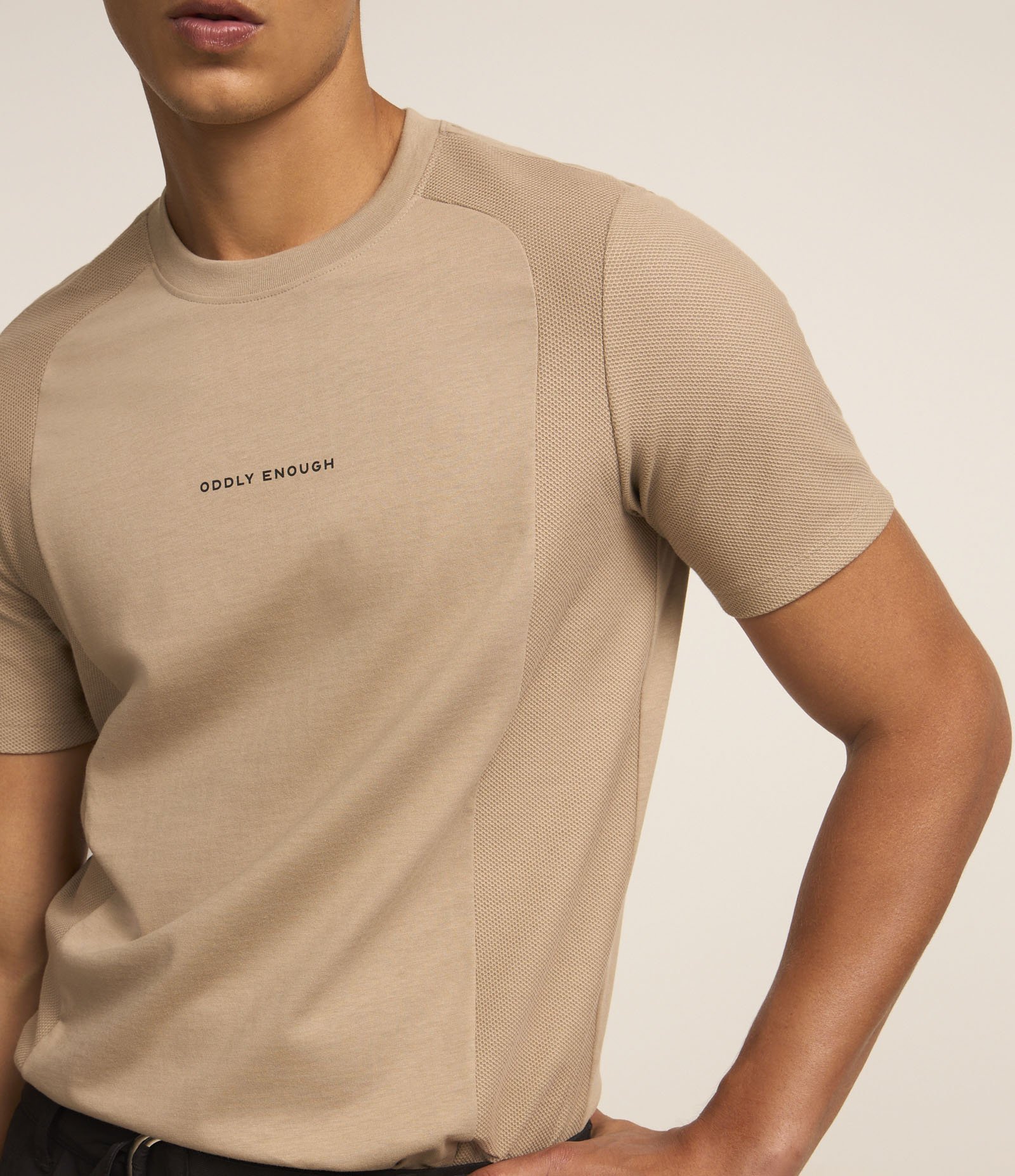 Camiseta Slim em Meia Malha com Lettering e Recortes Texturizados Bege 4