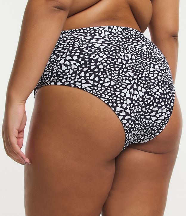 Biquíni Calcinha Hot Pants em Poliamida com Estampa Corações Curve & Plus Size Preto/ Branco 3