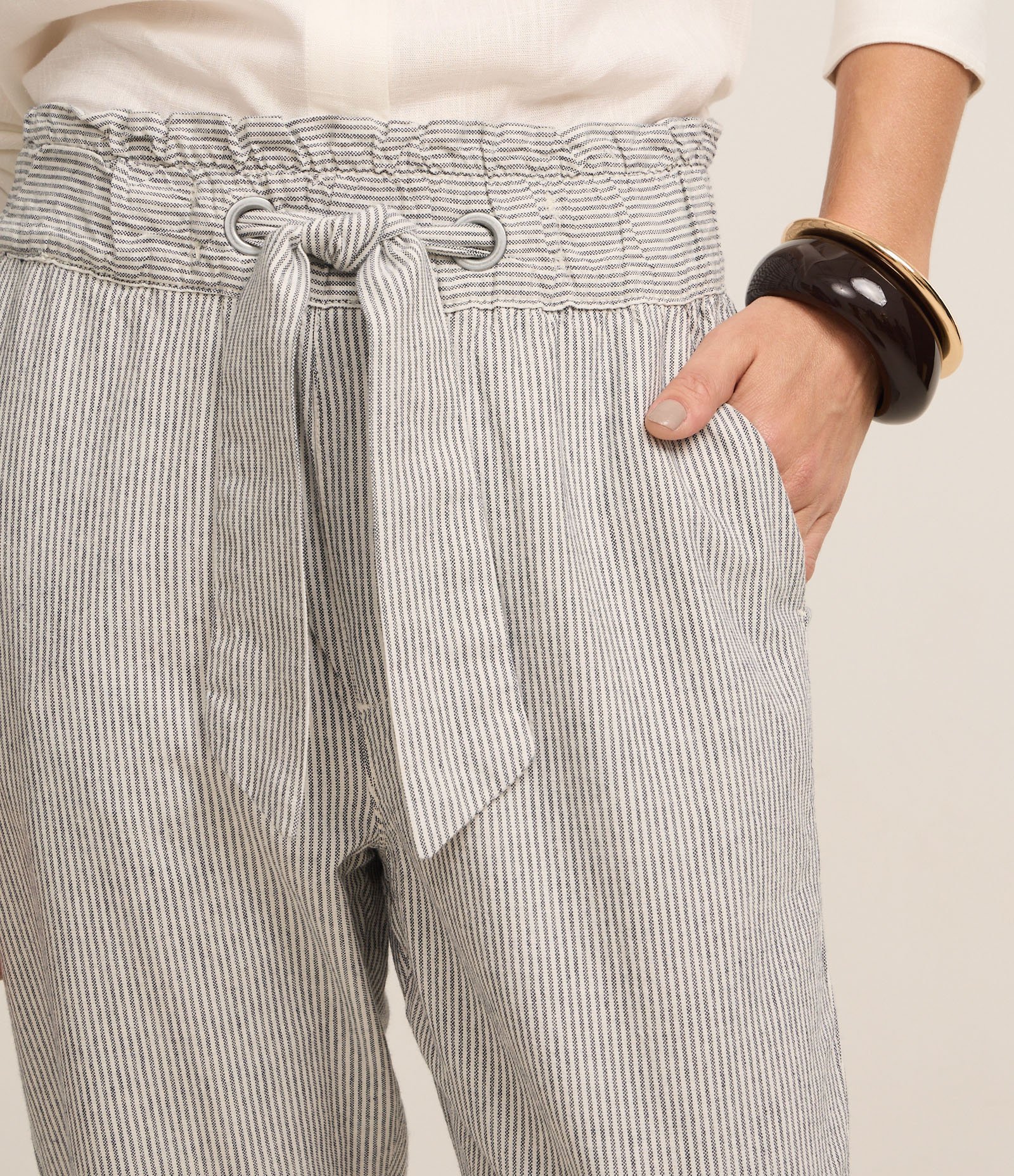 Calça Baggy Cintura Alta em Sarja Listrada com Amarração no Cós Cinza 4