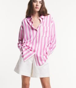 Camisa Alongada em Viscolinho com Cava Deslocada e Estampa de Listras