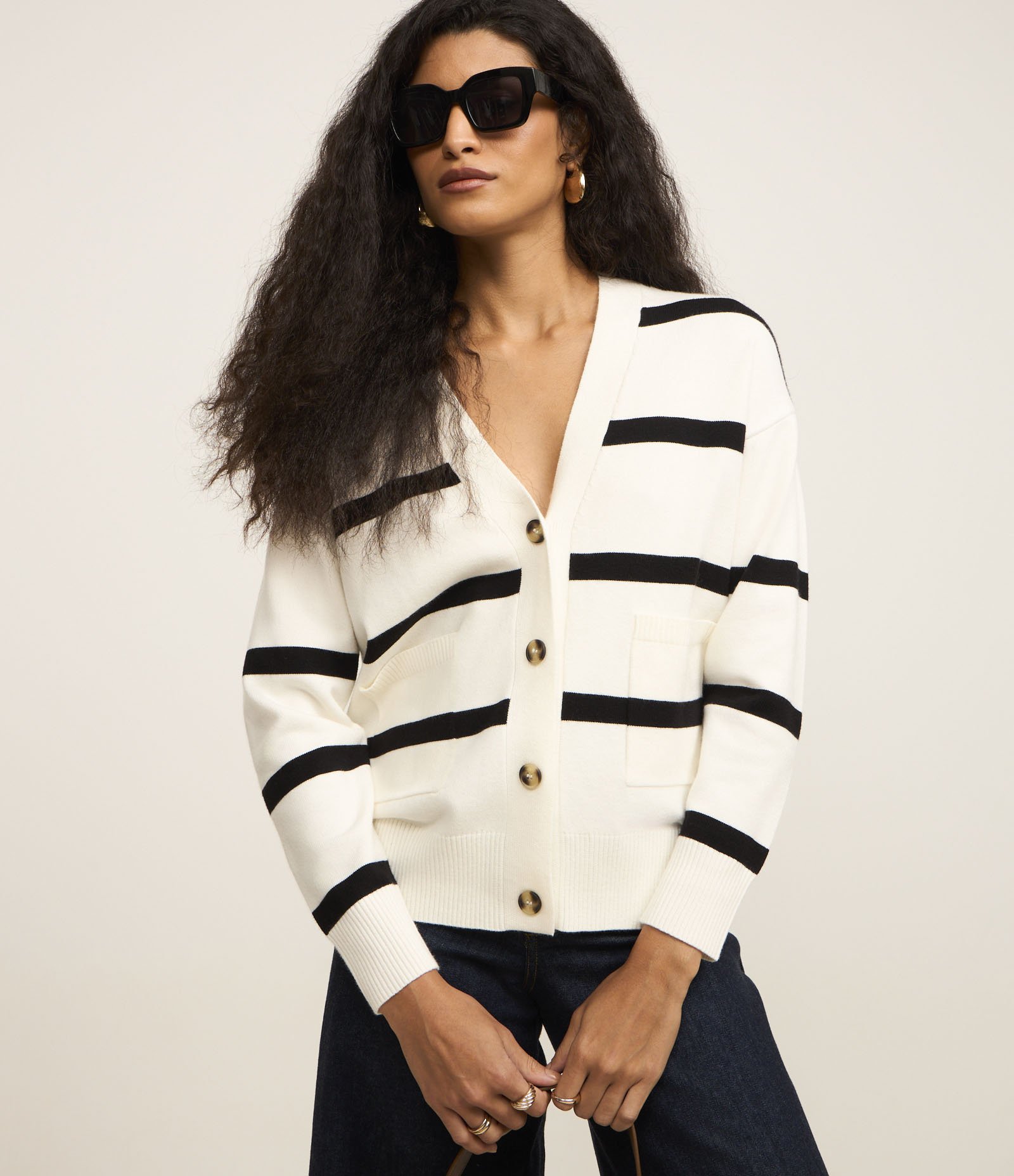 Cardigan em Tricô com Abotoamento Frontal e Estampa Listras Branco/Preto 1