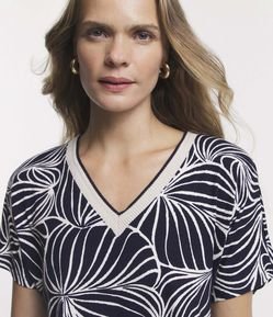 Blusa Manga Curta em Viscose com Contorno de Folhagens Estampados
