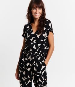 Blusa em Viscose com Decote V e Estampa Geométrica