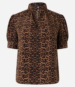 Blusa em Crepe com Golinha Alta e Estampa Animal Print