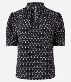 Blusa Manga Bufante em Crepe com Estampa Geométrica