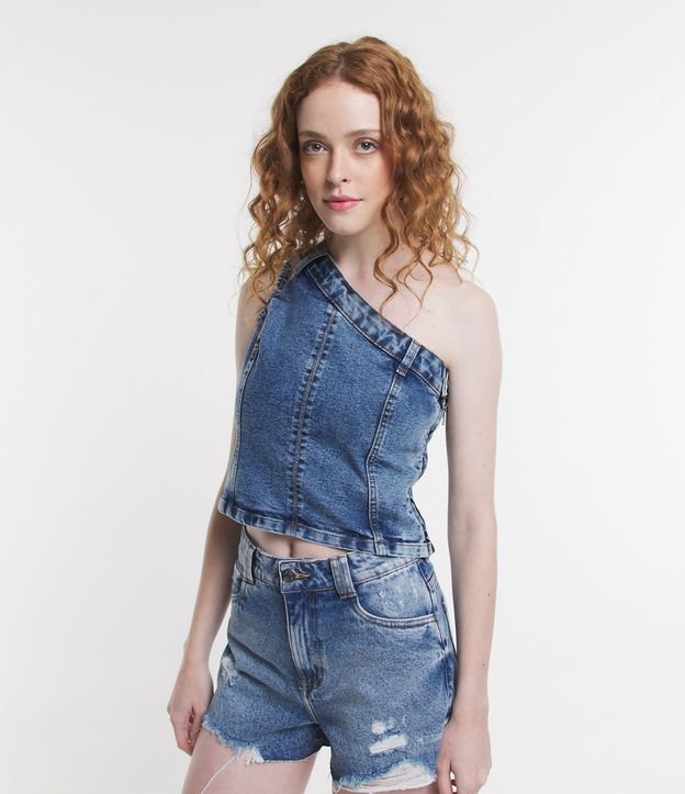 Foto: Moda jeans no verão: calça e blusa assimétrica de um ombro