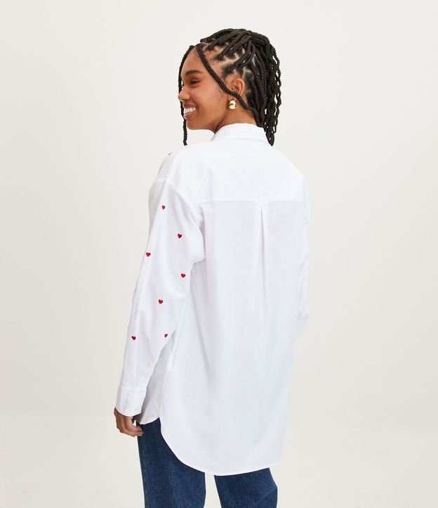 Blusa de malha com bordado de mini corações