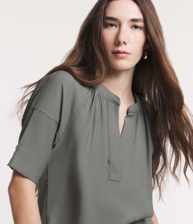 Blusa Manga Bufante em Sarja com Detalhe V na Gola Estruturada Verde Oliva 4