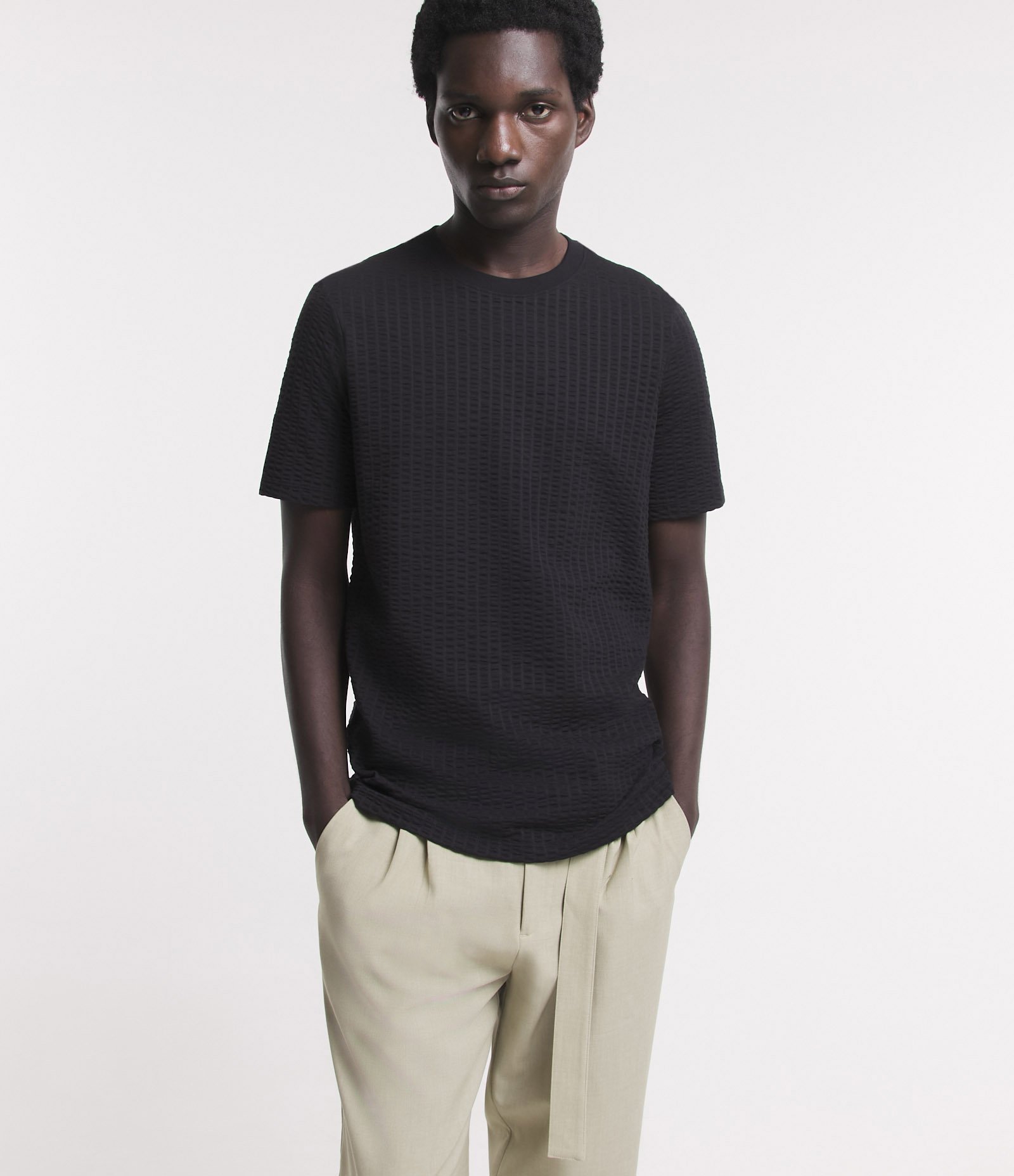 Camiseta Slim em Algodão com Textura de Listras Preto 1