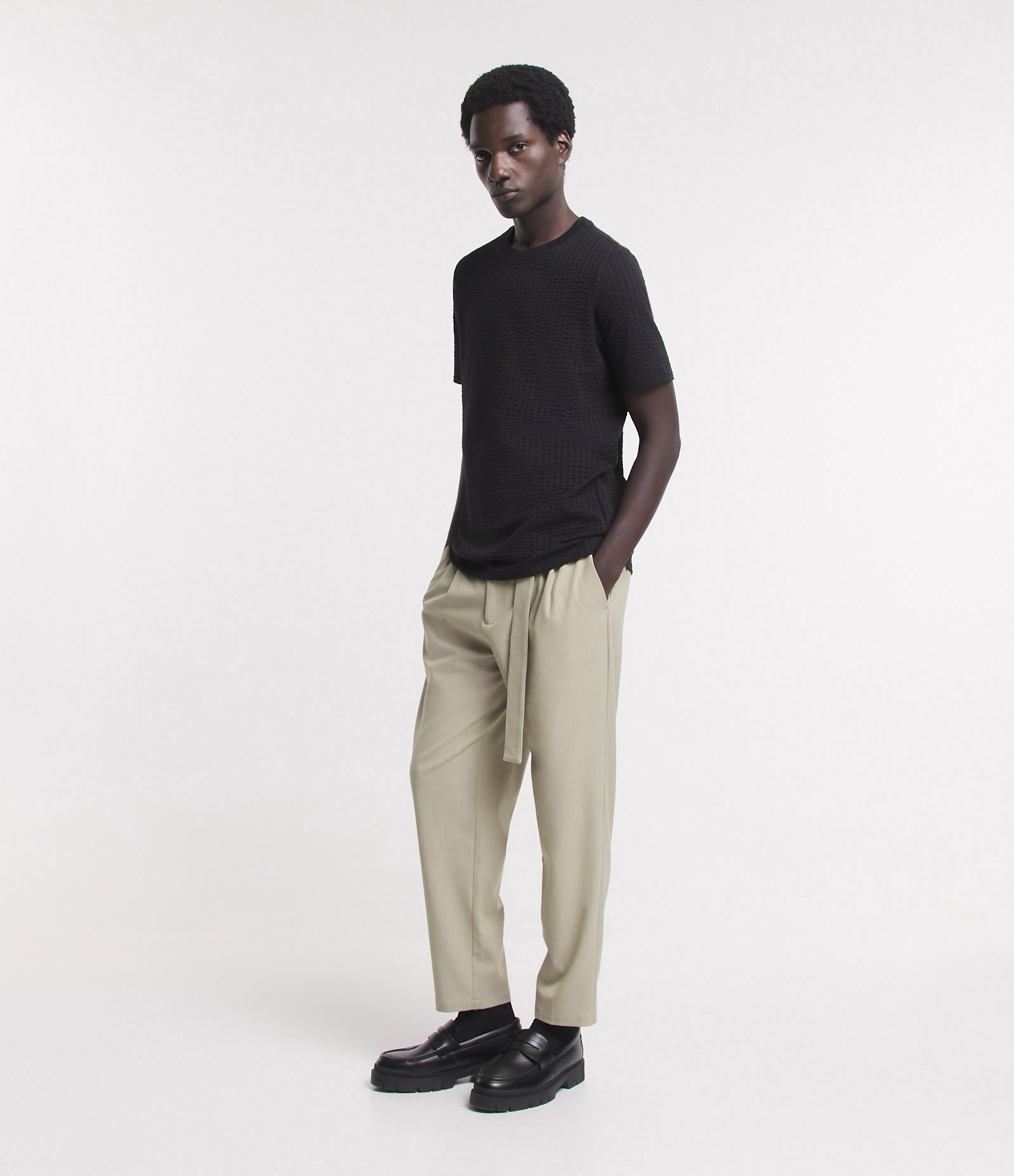 Camiseta Slim em Algodão com Textura de Listras Preto 2