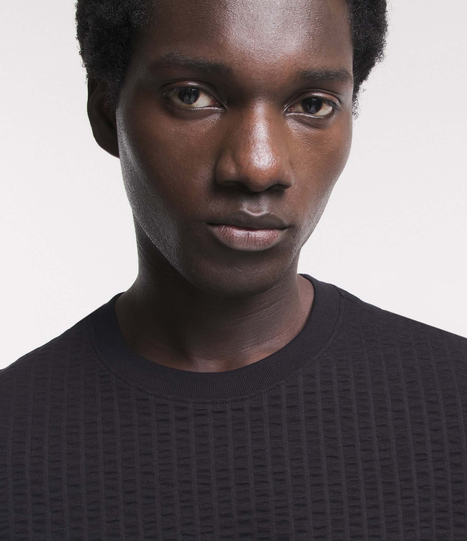 Camiseta Slim em Algodão com Textura de Listras Preto 3