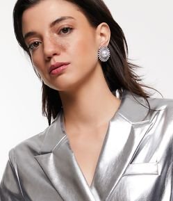 Brinco Botão em Metal com Meia Pérola