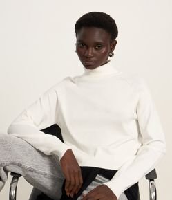 Blusa em Tricô com Gola Alta e Manga Longa