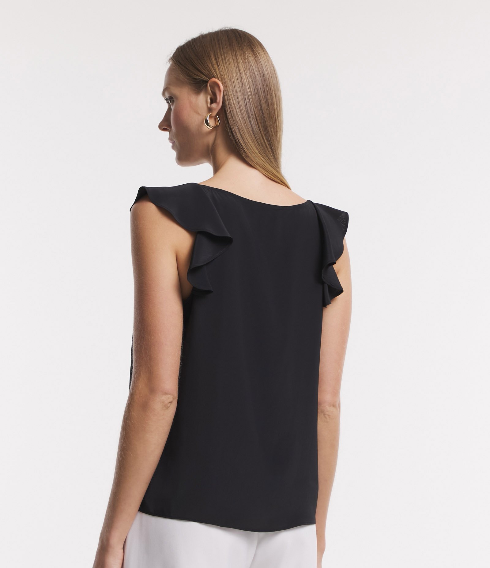 Blusa Sem Manga em Crepe com Decote U e Babados Preto 3