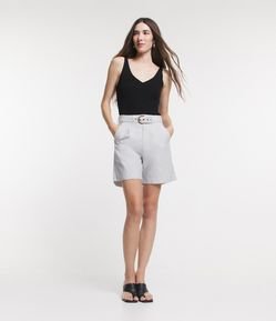 Bermuda em Sarja com Cinto Afivelado e Fios Tintos Listrados