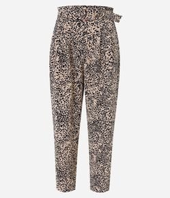 Calça Cenoura com Cinto Faixa e Estampa Animal Print Onça
