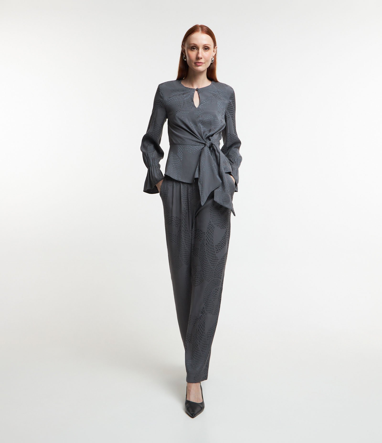 Calça Reta em Jacquard com Pregas e Estampa Cobra Cinza 1