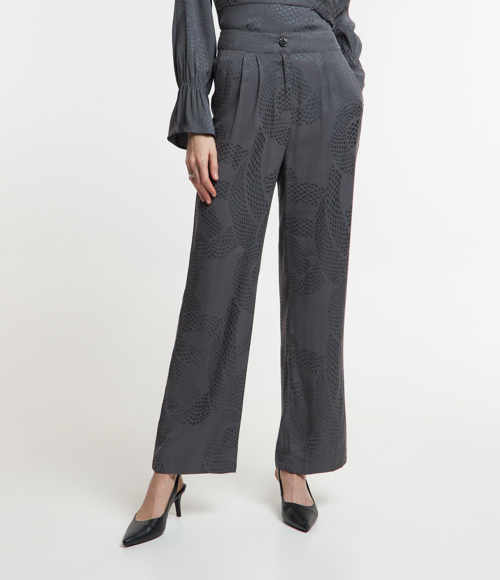 Calça Reta em Jacquard com Pregas e Estampa Cobra Cinza 2