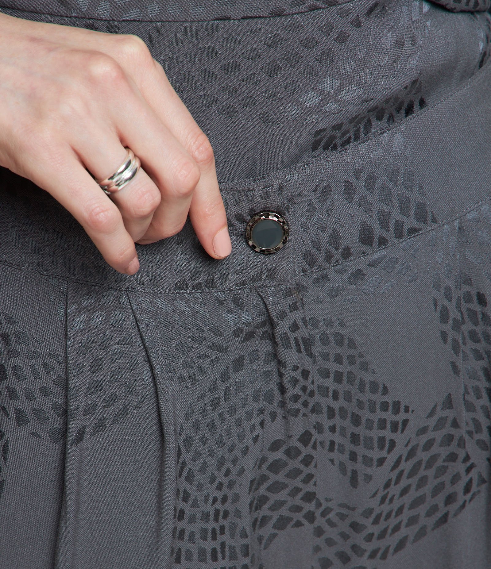 Calça Reta em Jacquard com Pregas e Estampa Cobra Cinza 4