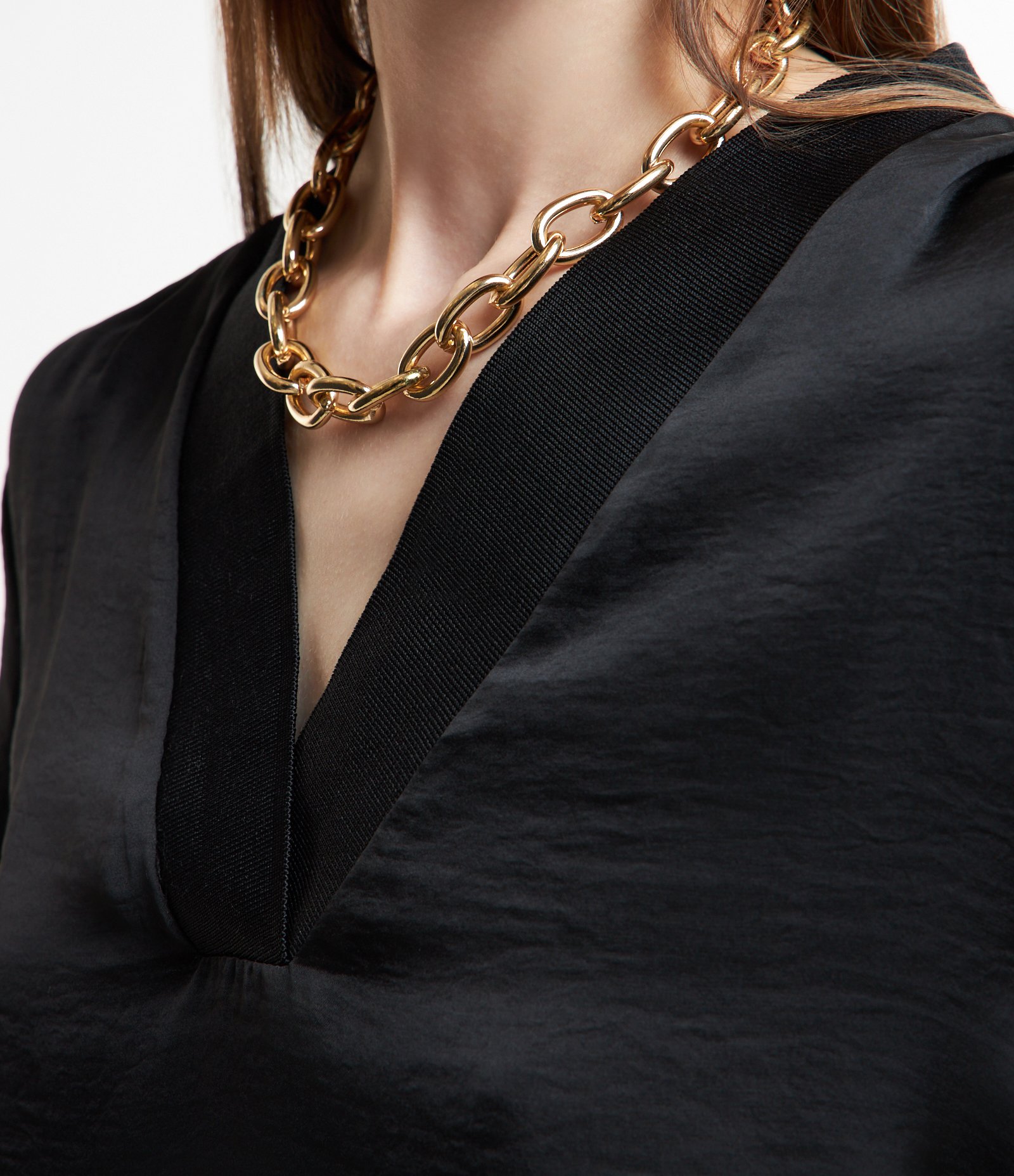 Blusa Acetinada com Decote V e Mangas Bufantes Preto 3