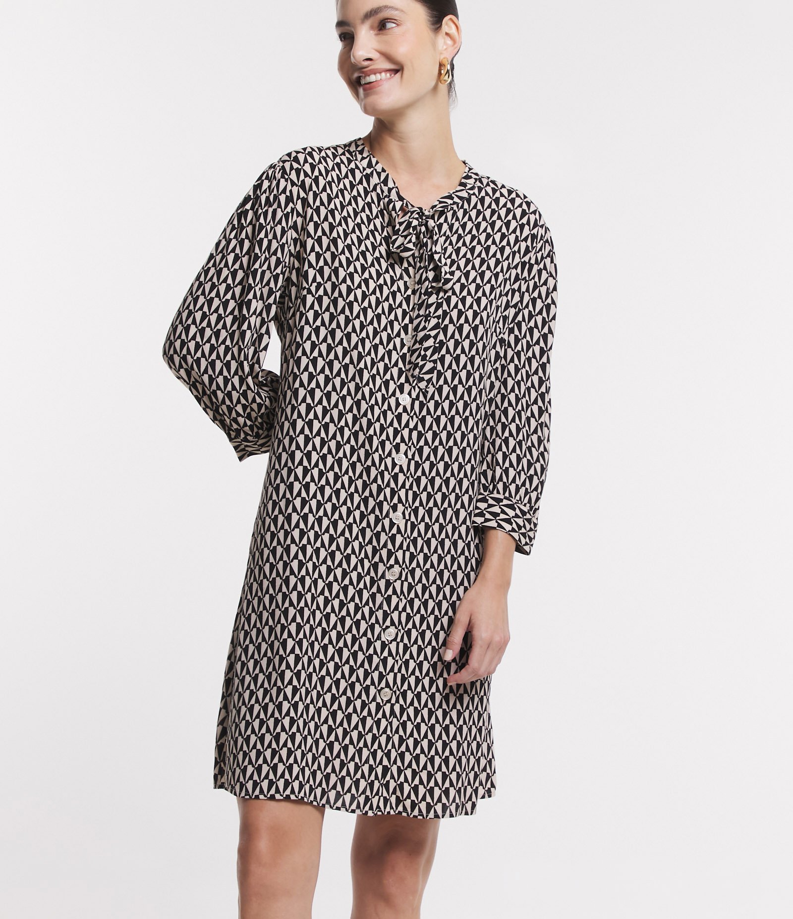 Vestido Midi em Viscose com Amarração na Gola e Estampa Geométrica Preto/ Branco 1