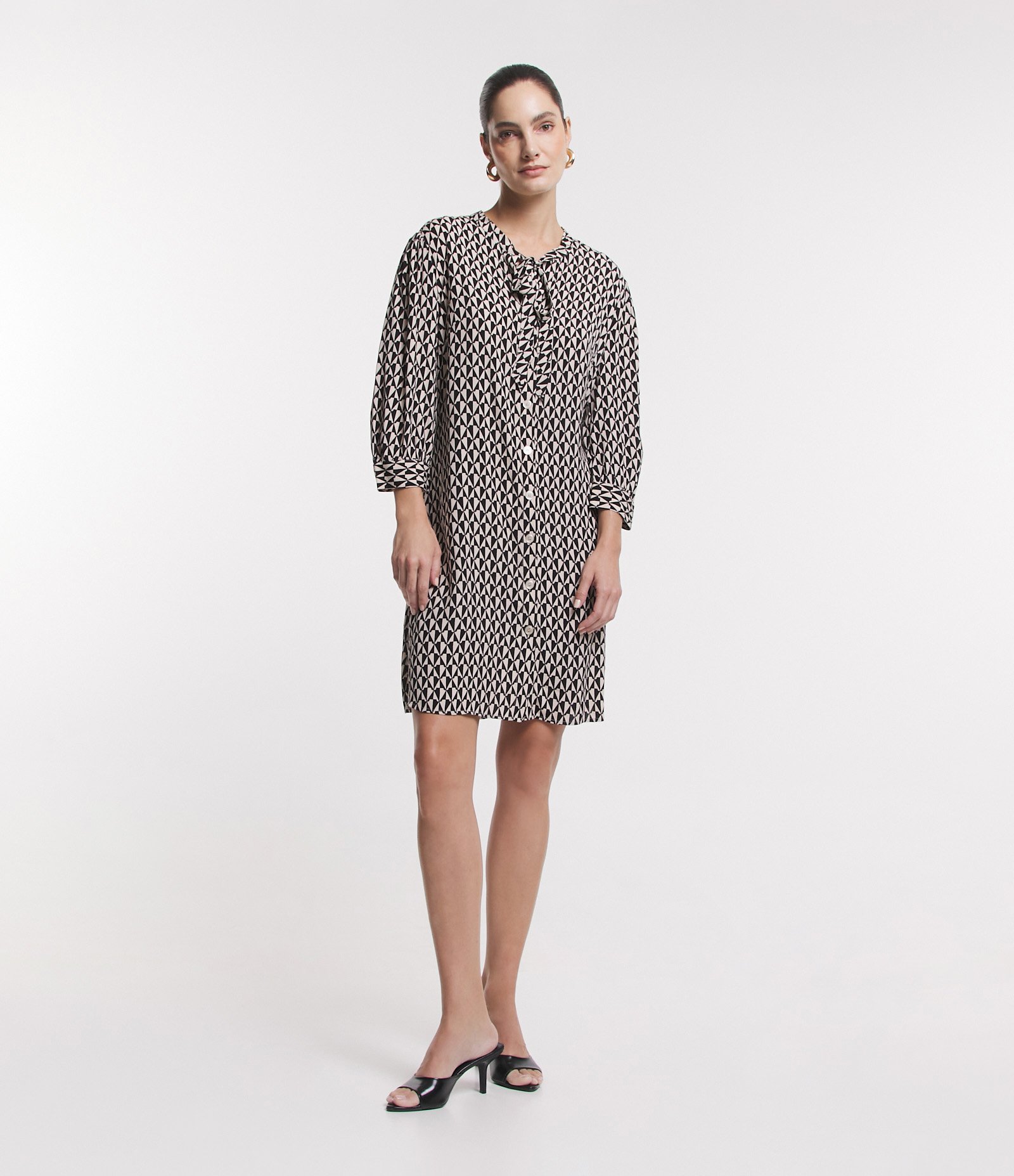 Vestido Midi em Viscose com Amarração na Gola e Estampa Geométrica Preto/ Branco 2