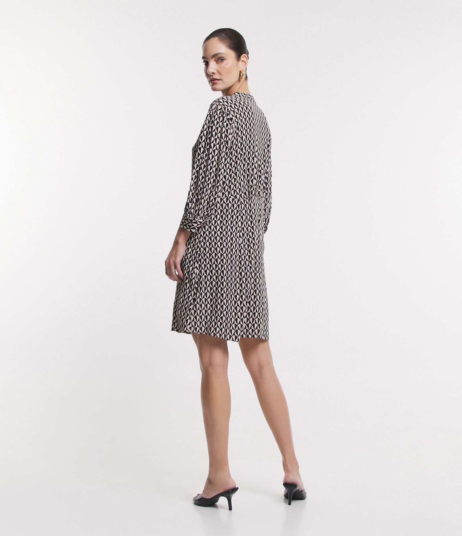 Vestido Midi em Viscose com Amarração na Gola e Estampa Geométrica Preto/ Branco 3