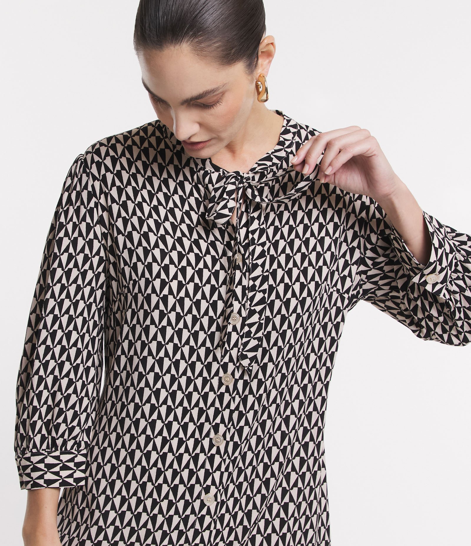 Vestido Midi em Viscose com Amarração na Gola e Estampa Geométrica Preto/ Branco 4