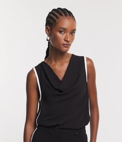 Blusa sem Manga em Crepe com Decote Degagê e Detalhes Contrastantes