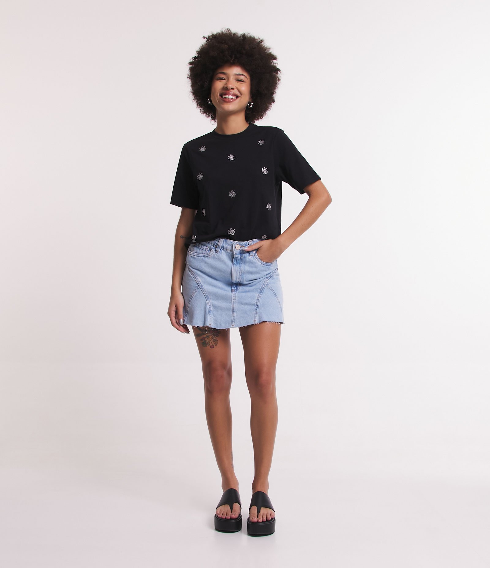 Saia Curta Jeans com Recortes e Bolsos Azul 1