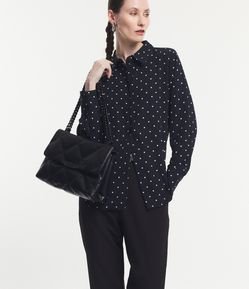 Camisa em Crepe com Abotoamento Frontal e Estampa Poá