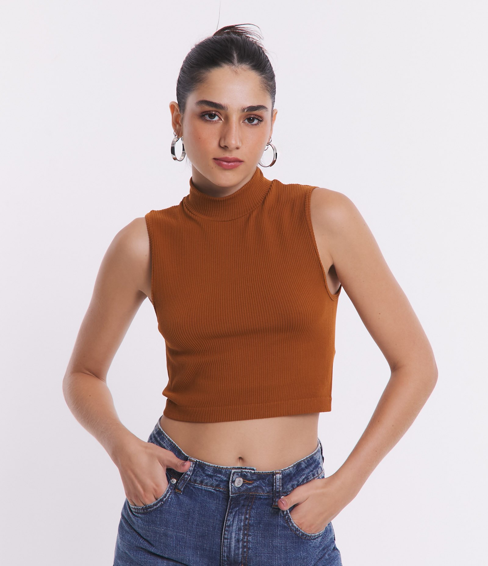Blusa Regata em Poliamida Canelada Sem Costura e com Golinha Alta Marrom 1