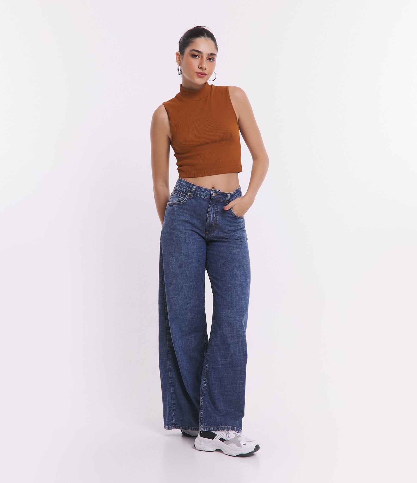 Blusa Regata em Poliamida Canelada Sem Costura e com Golinha Alta Marrom 2
