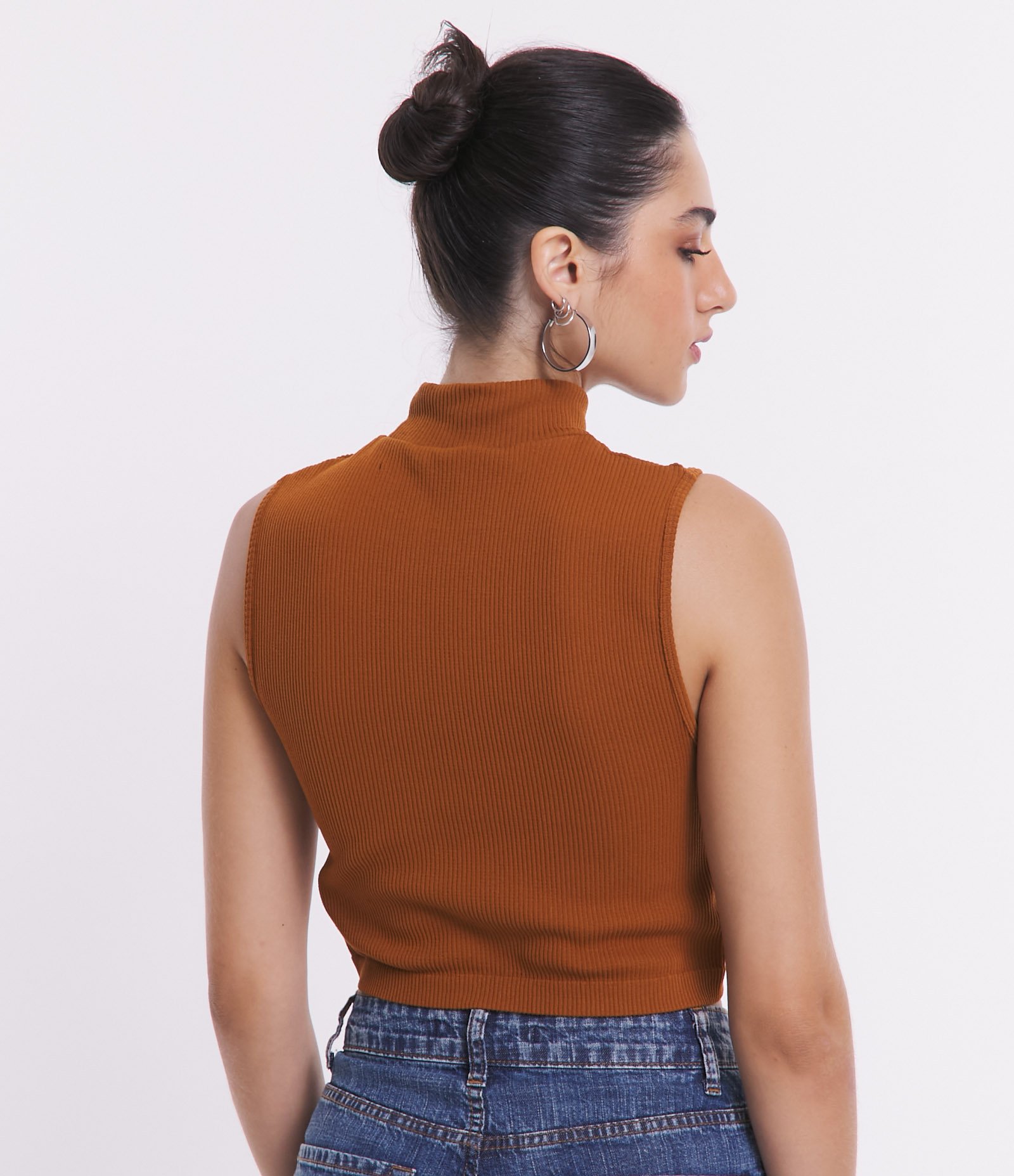 Blusa Regata em Poliamida Canelada Sem Costura e com Golinha Alta Marrom 3