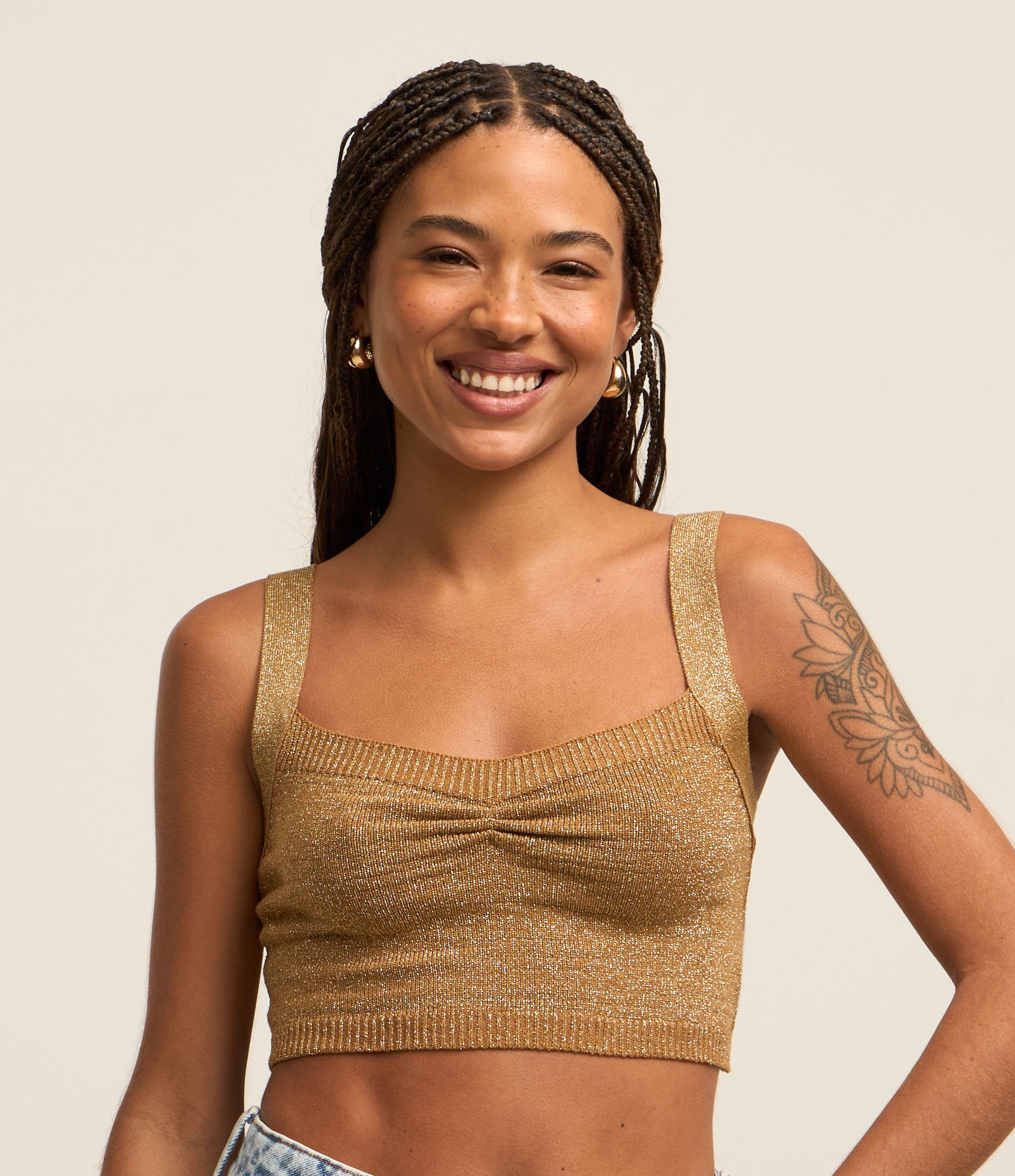 Blusa Cropped em Tricô com Fio Metalizado e Franzido no Busto Dourado 1