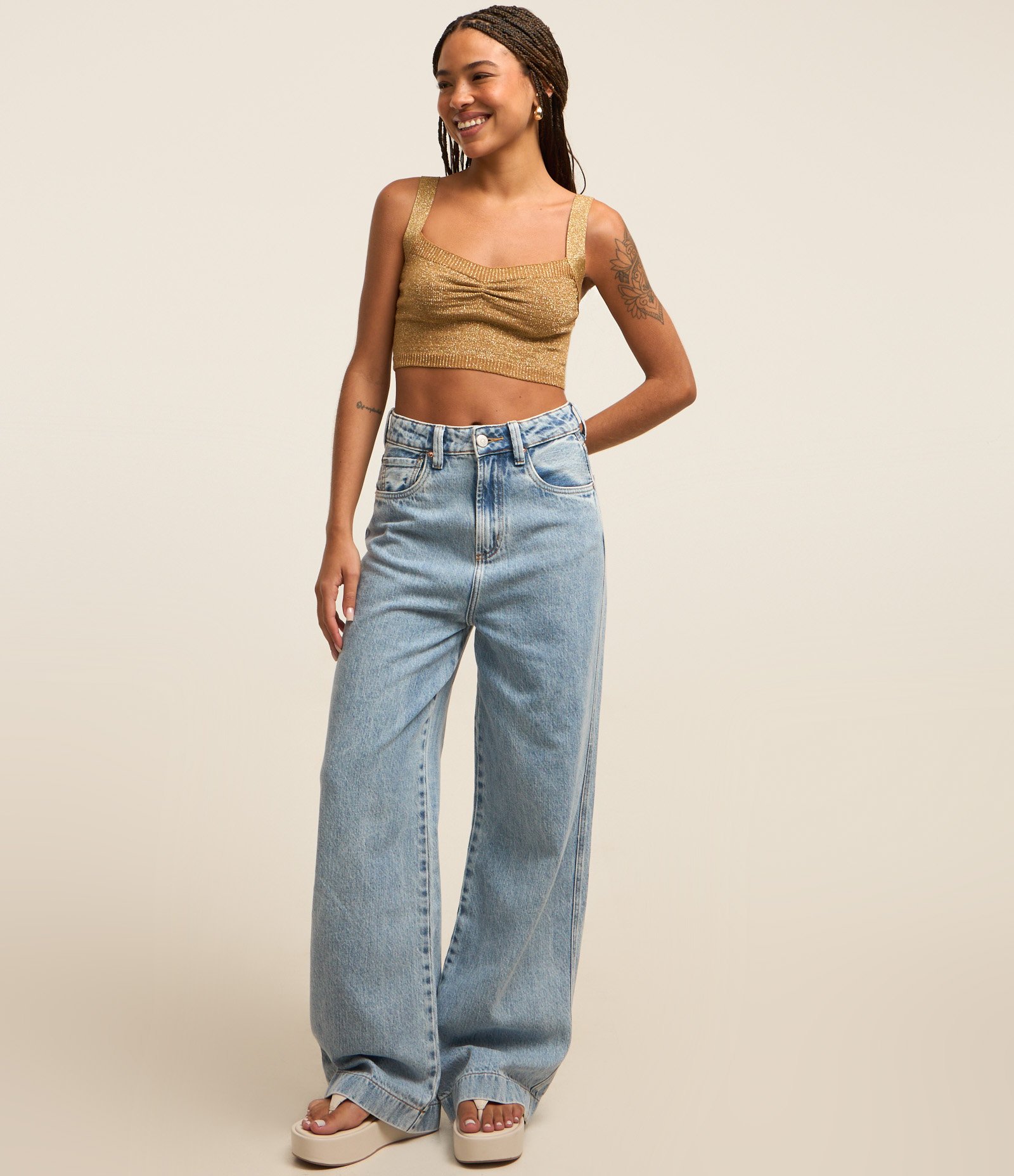 Blusa Cropped em Tricô com Fio Metalizado e Franzido no Busto Dourado 2