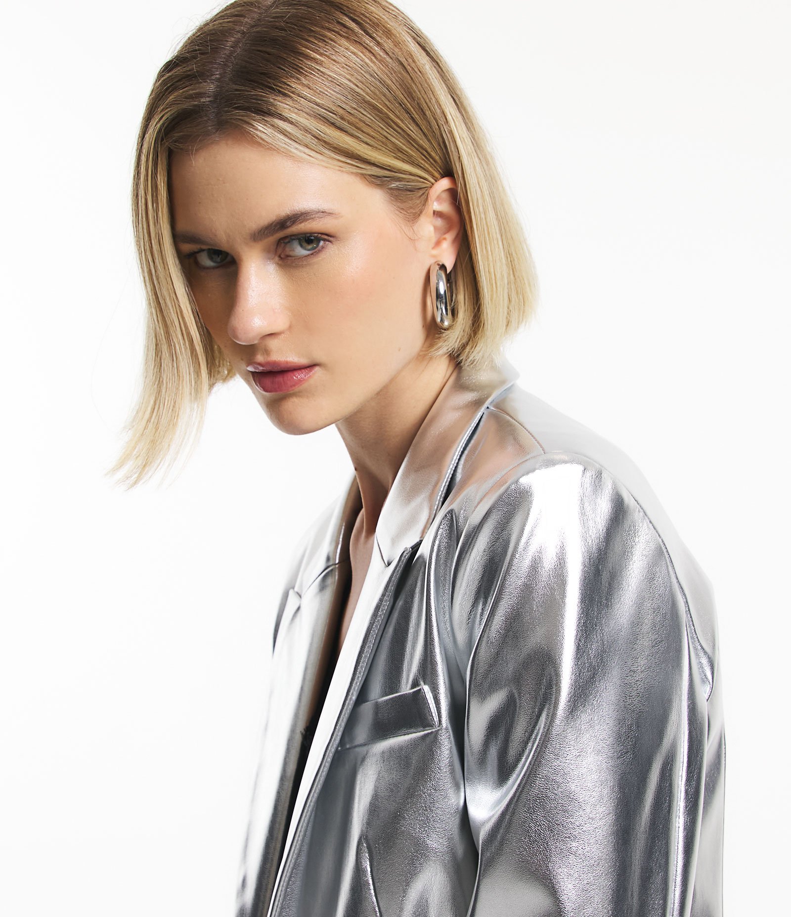 Blazer Cropped em Pu Metalizado e Bolsinho Prata 4