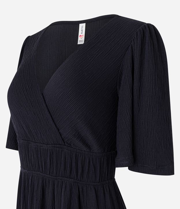 Vestido Curto Texturizado com Manga Godê e Decote Transpassado