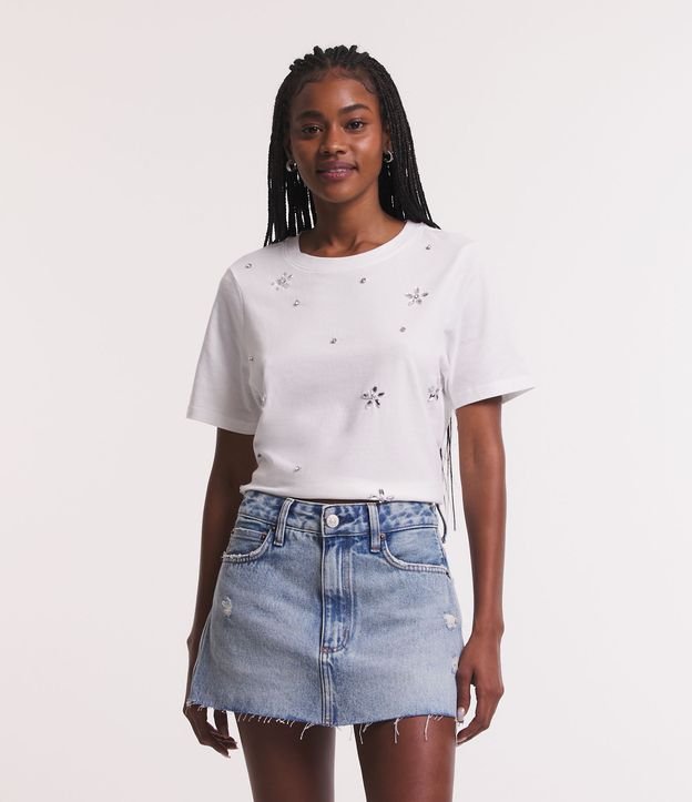 Blusa T-shirt em Meia Malha com Pedrinhas Aplicadas em Formato de Flor Branco 1