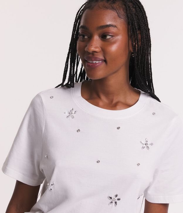 Blusa T-shirt em Meia Malha com Pedrinhas Aplicadas em Formato de Flor Branco 4